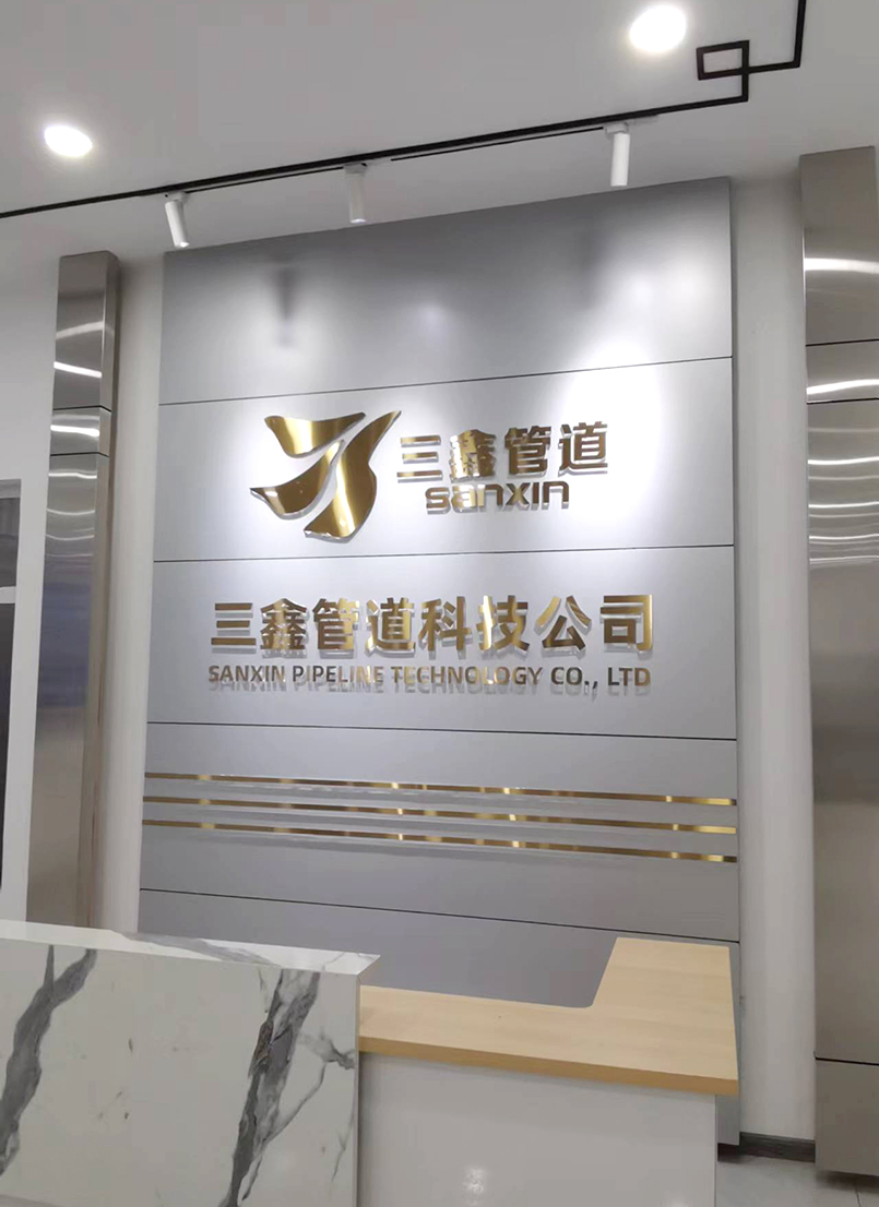 用8mm的水晶板经过激光切割出字形,再用等离子切割出表面钛金字面板